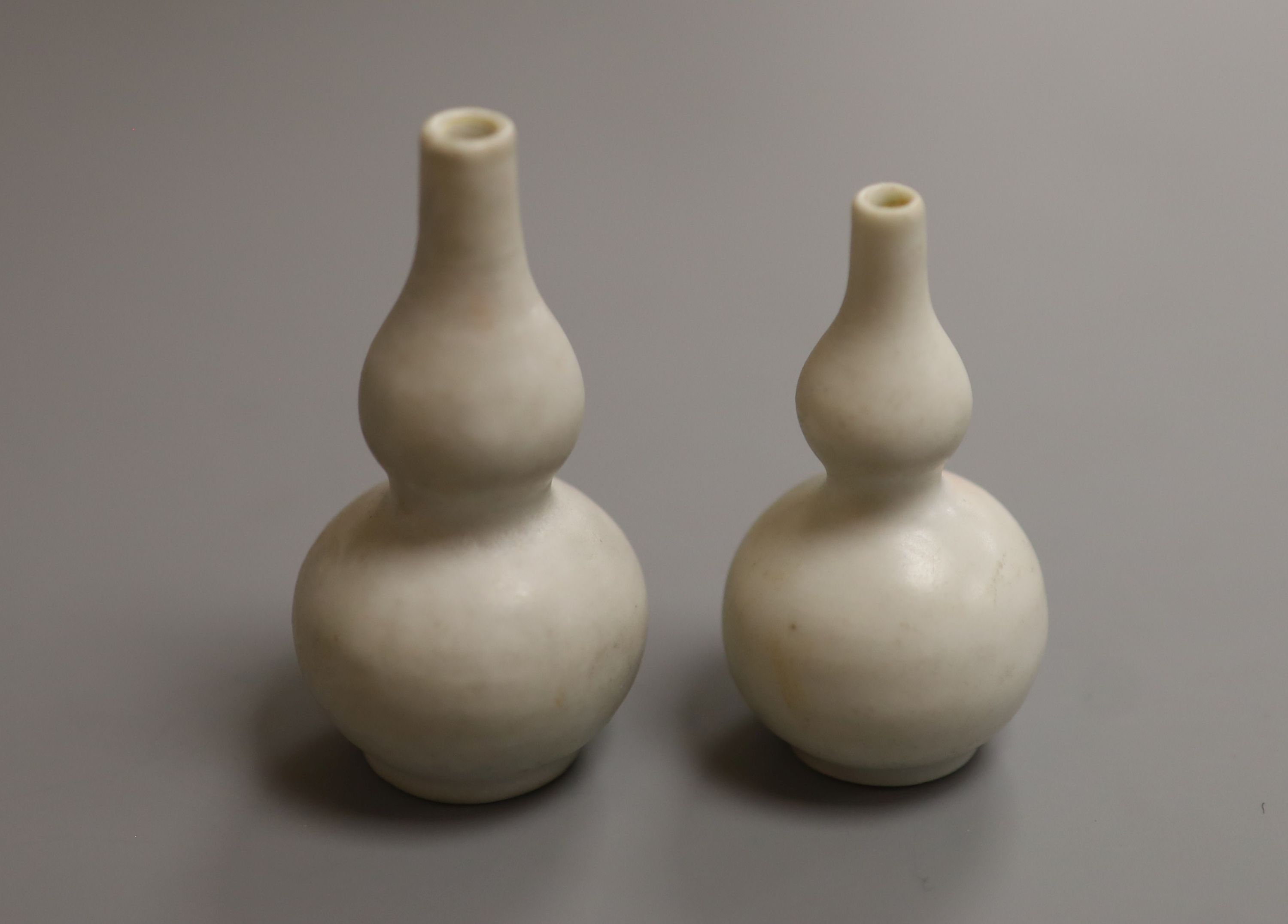 A pair of Chinese Vungtao cargo white miniature double gourd vases, height 7cm